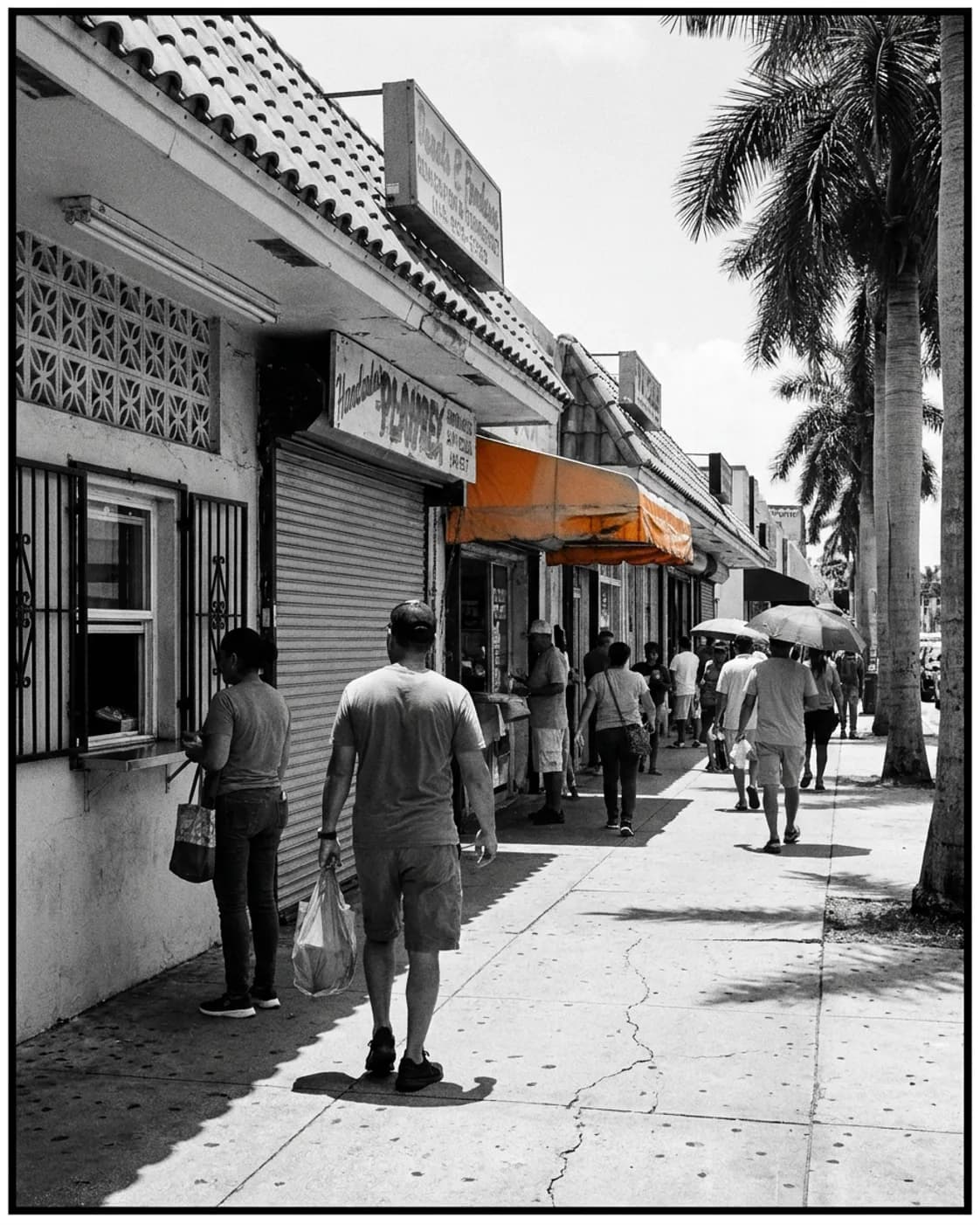 Un local de barrio de Miami-Dade Un corredor de barrio de Miami-Dade con locales familiares, ventanitas y toldos donde compran los clientes bilingües
