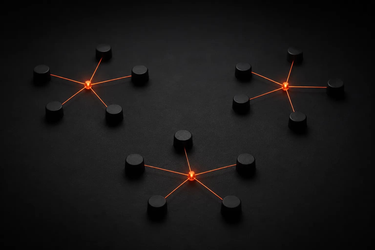 Nodos negros atados por filamentos naranjas en tres constelaciones, cada una con su hub — metáfora del keyword mapping y clustering ordenando los términos en unos pocos temas claros Nodos negros atados por filamentos naranjas en tres constelaciones, cada una con su hub — metáfora del keyword mapping y clustering ordenando los términos en unos pocos temas claros