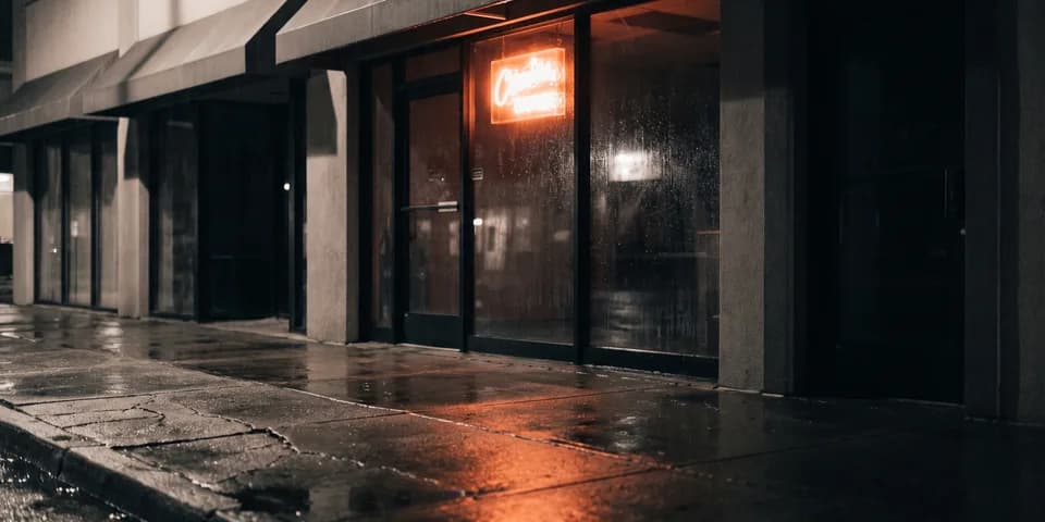 SEO local: el neón naranja de un escaparate reflejado en el asfalto mojado SEO local: el neón naranja de un escaparate reflejado en el asfalto mojado